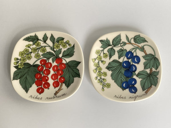 Wall plate - Arabia 12cm Esteri Tomula Black currant 1984-1986