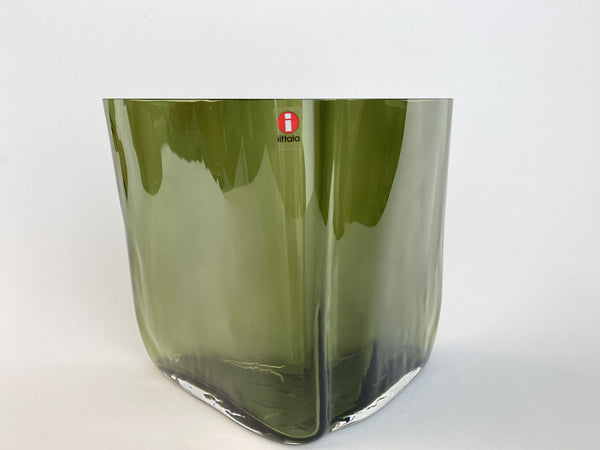 Alvar Aalto - Vase "Boomerang" moss green - Bumerangi, vihreä Iittala 2021 (NEW edition)