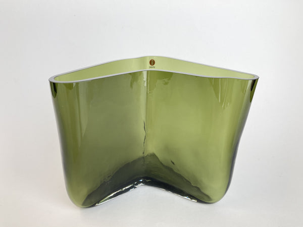 Alvar Aalto - Vase "Boomerang" moss green - Bumerangi, vihreä Iittala 2021 (NEW edition)