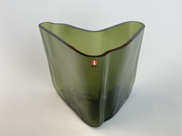 Alvar Aalto - Vase "Boomerang" moss green - Bumerangi, vihreä Iittala 2021 (NEW edition)