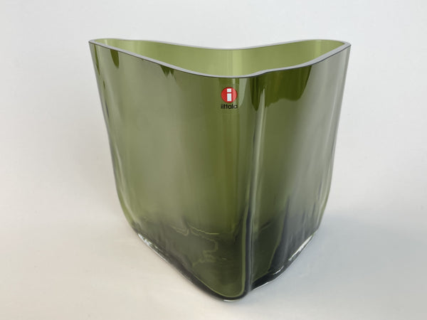 Alvar Aalto - Vase "Boomerang" moss green - Bumerangi, vihreä Iittala 2021 (NEW edition)